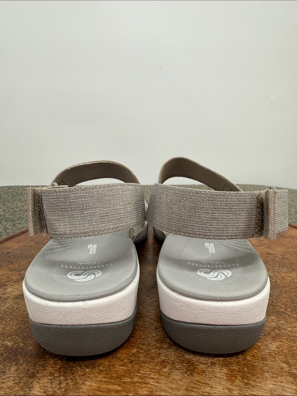 Cloudsteppers Clarks Sandal Wm 9 Arla Jacory Sand Gray Stretch 2 Strap Slingback - Picture 4 of 12
